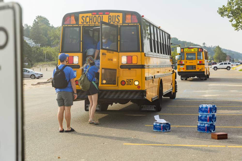 students loading bus